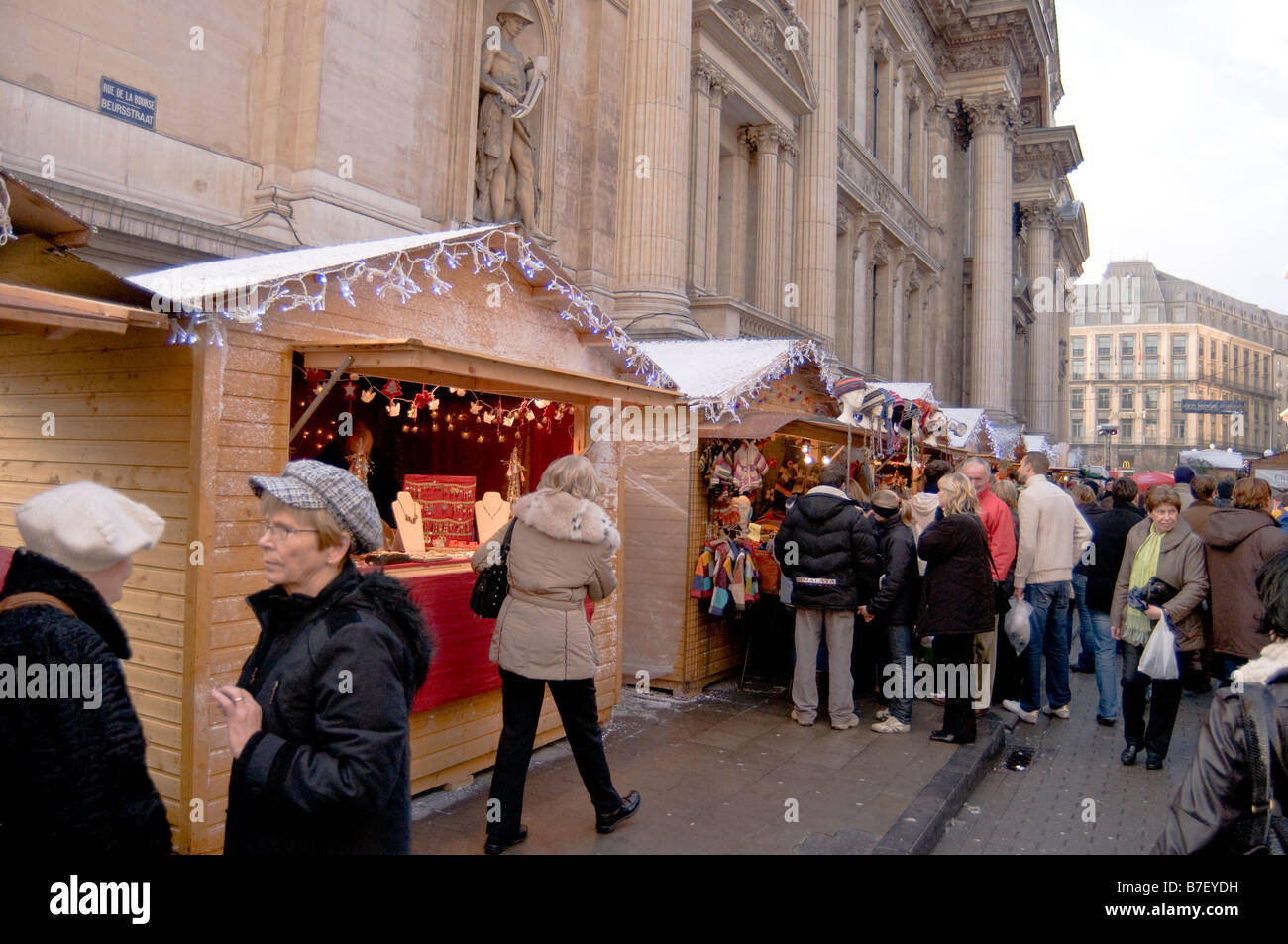 Marché de Noël juste à côté de la rue principale de la Grand Place dans le centre de Bruxelles Belgique Banque D'Images