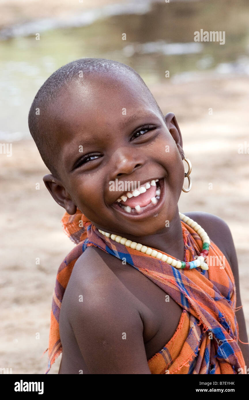 Les Massaïs girl smiling heureusement le lac Natron en Tanzanie Banque D'Images