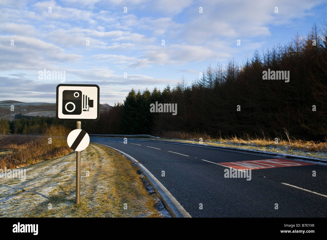 dh ROADSIGN UK vitesse de circulation caméra avertissement panneau de signalisation route vide A68 frontières écossaises Banque D'Images