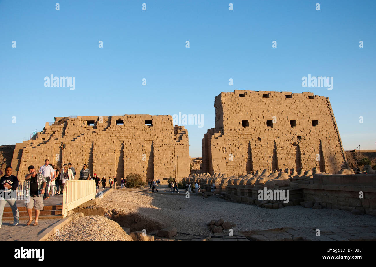 Vue extérieure du premier pylône et de l'Avenue de Sphinx Temple de Karnak Egypte Banque D'Images