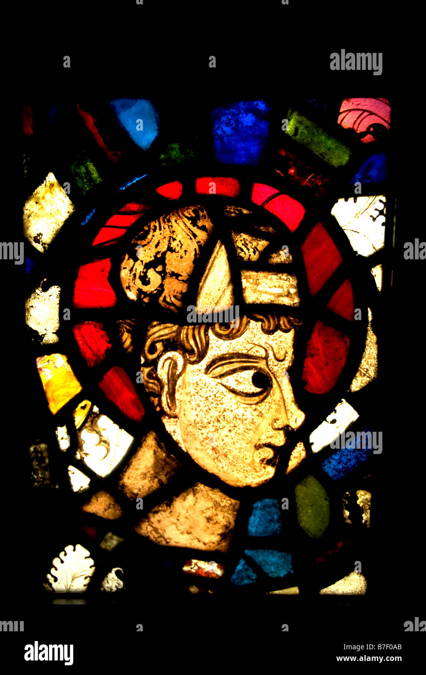 fenêtre en verre teinté au treillis lumineux au plomb Banque D'Images