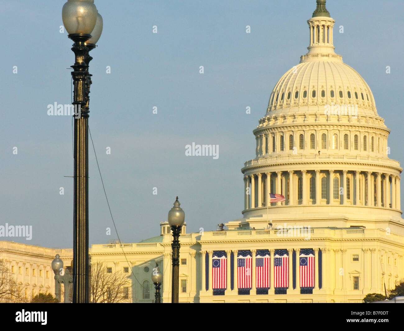Fin de la journée, la lumière se réchauffe le dôme des États-Unis Capitol, qui est décorée de drapeaux sur Obama's Inauguration Day. Banque D'Images