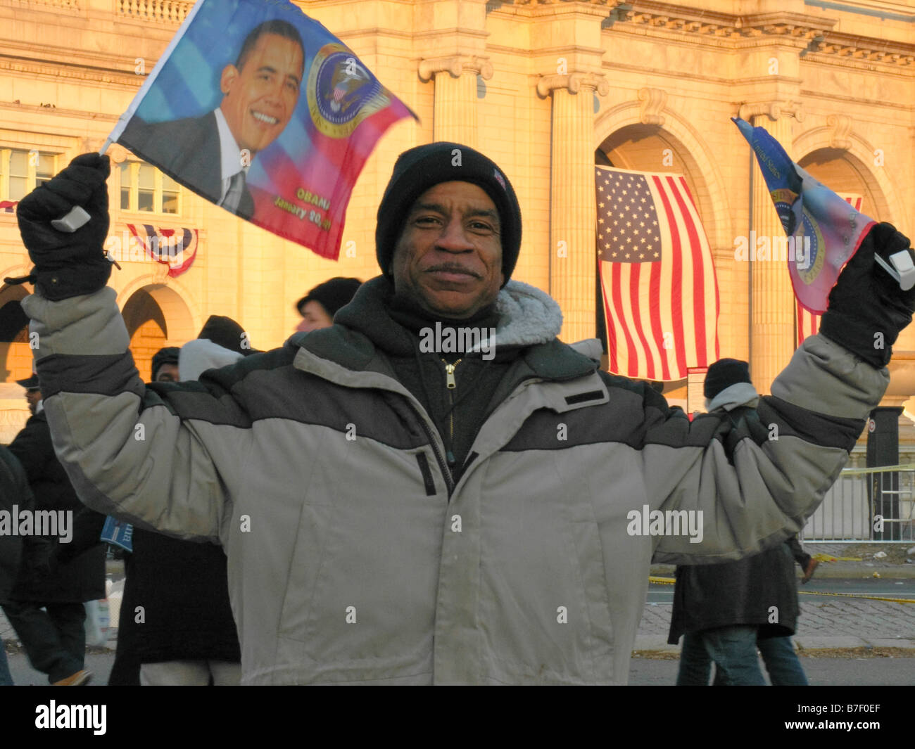 L'homme afro-américain célèbre l'investiture de Barack Obama, premier président noir, en face de la gare Union. Banque D'Images