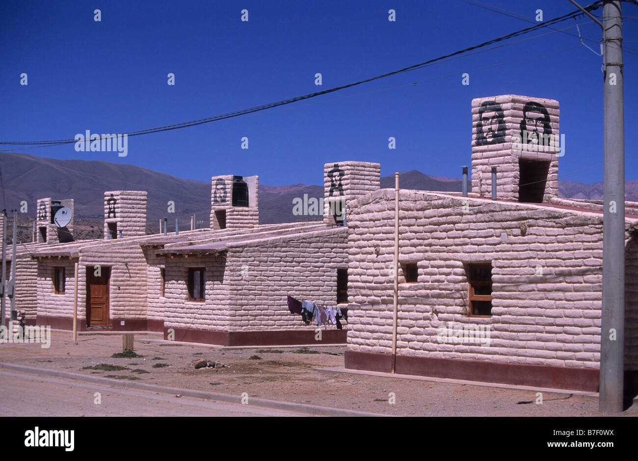 Peintures de Che Guevara sur le toit de maisons dans le domaine de logement construit pour les employés de la compagnie locale de production d'électricité, Humahuaca, Argentine Banque D'Images