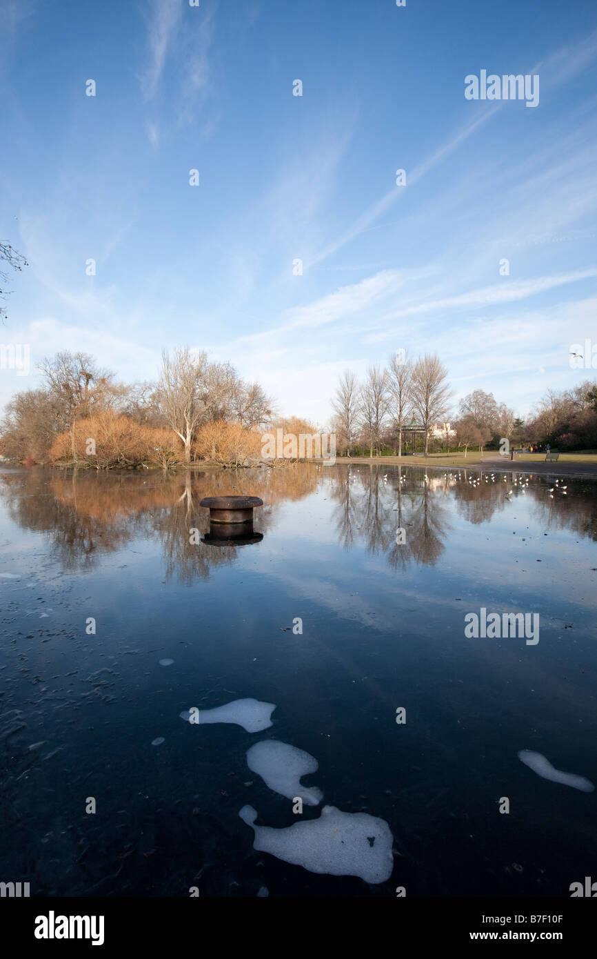 Lac gelé en hiver le soleil. Regents Park, London, England, UK Banque D'Images