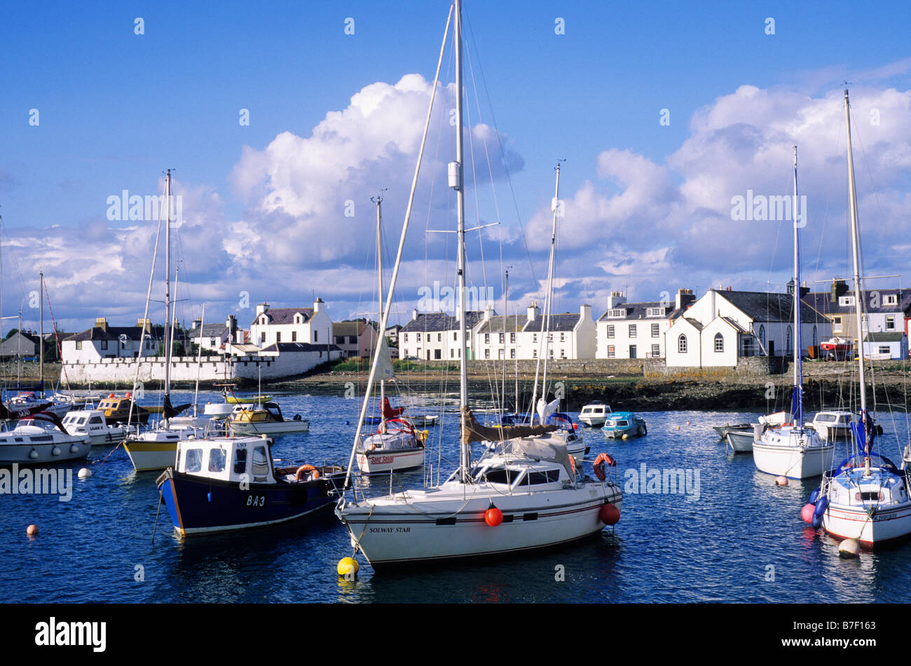 Isle de Whithorn Bateaux Port SW Scotland UK côte écossaise paysage côtier vue paysage immeubles blancs quayside Banque D'Images