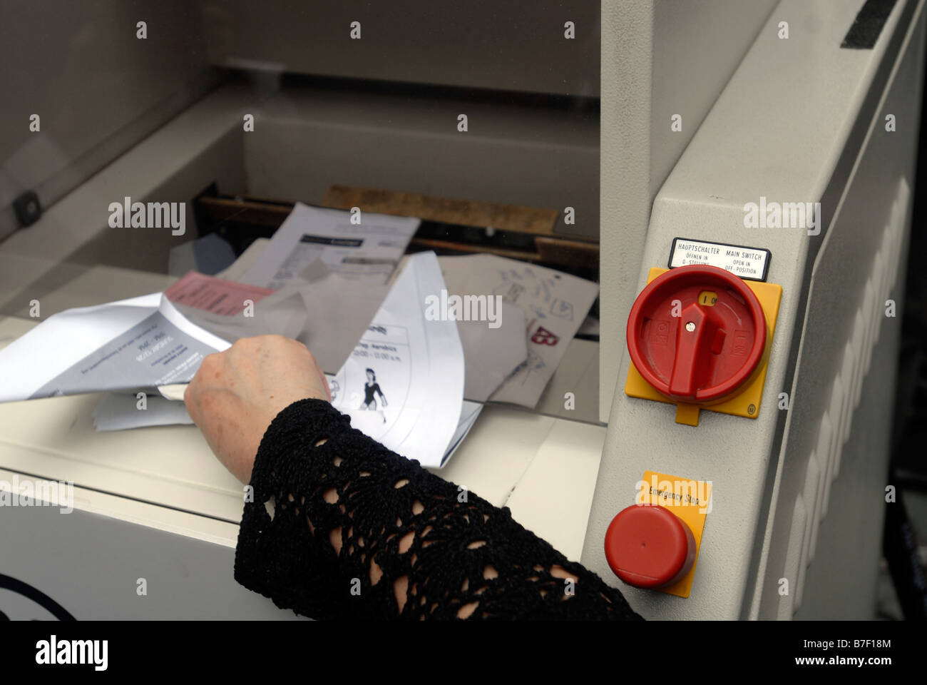 Avant le réveillon les visiteurs de Times Square sont l'occasion de déchiqueter leurs mauvais souvenirs Banque D'Images