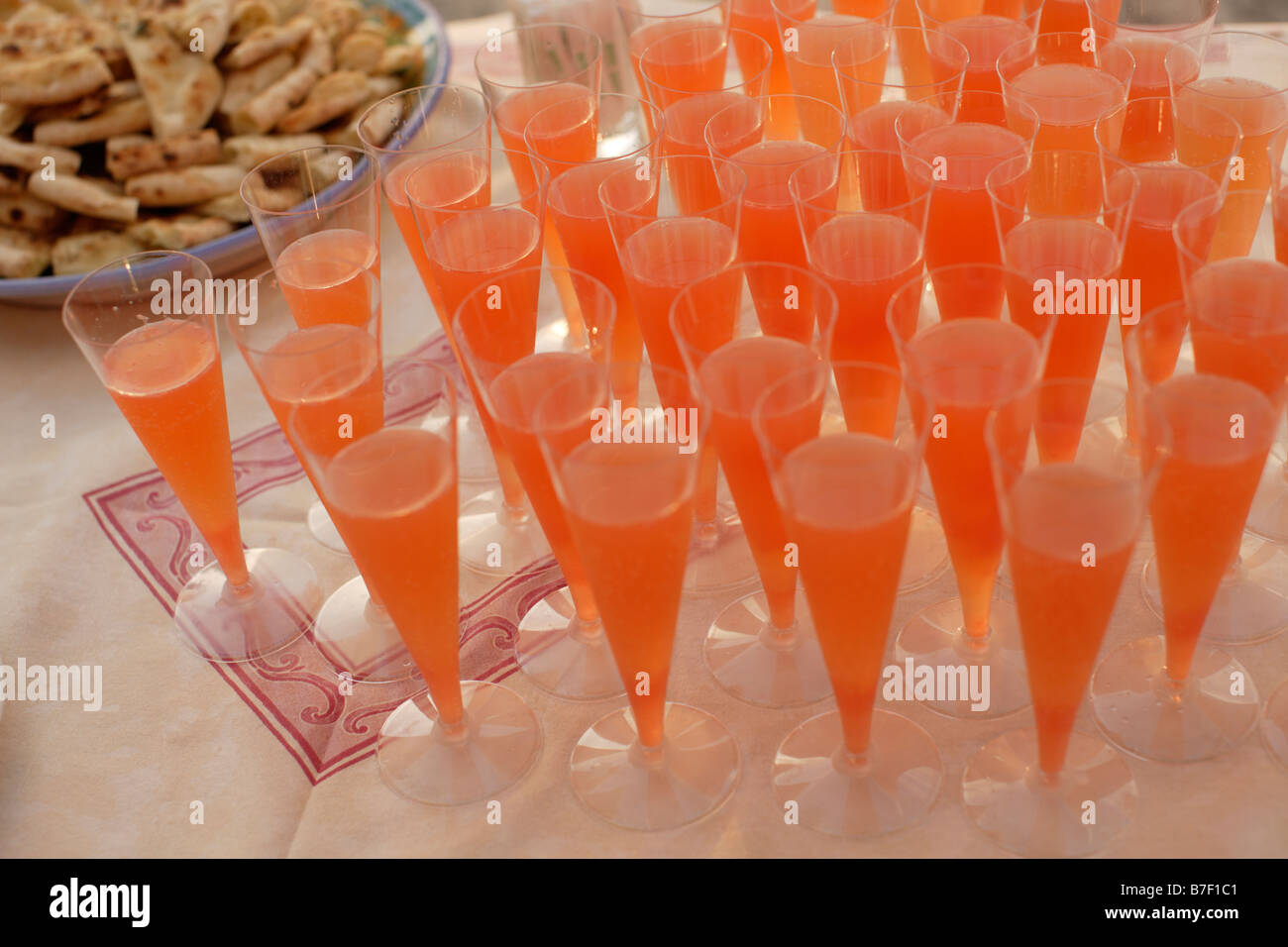 Des boissons dans des verres orange Banque D'Images