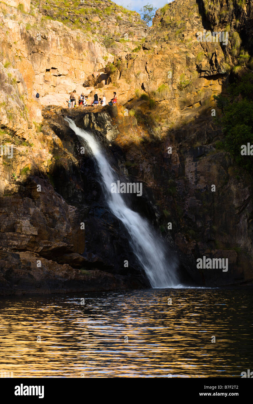 Les touristes la natation dans la piscine au-dessus de chutes Maguk dans le Kakadu National Park Banque D'Images