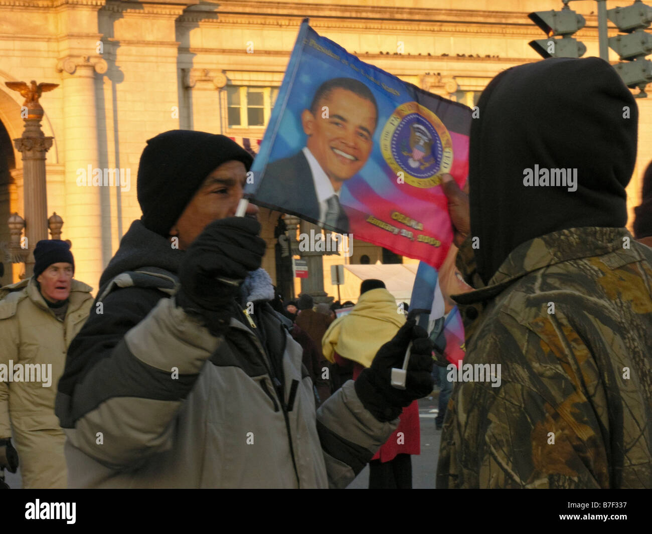 L'homme afro-américain célèbre l'investiture de Barack Obama, premier président noir, en face de la gare Union. Banque D'Images