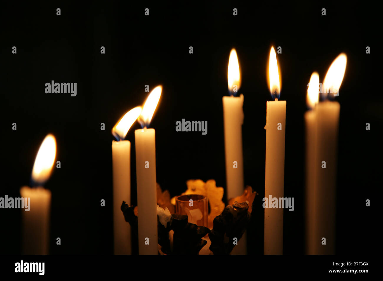Quelques conflagrant les bougies sont dans l'obscurité Banque D'Images