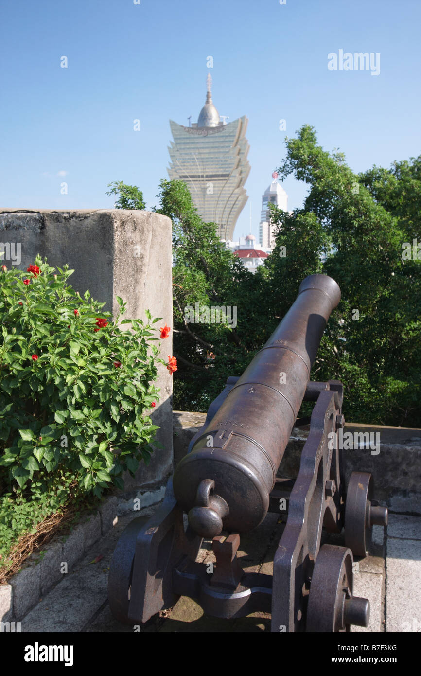 Cannon à Monte Fort avec Grand Lisboa Casino en arrière-plan, Macao Banque D'Images