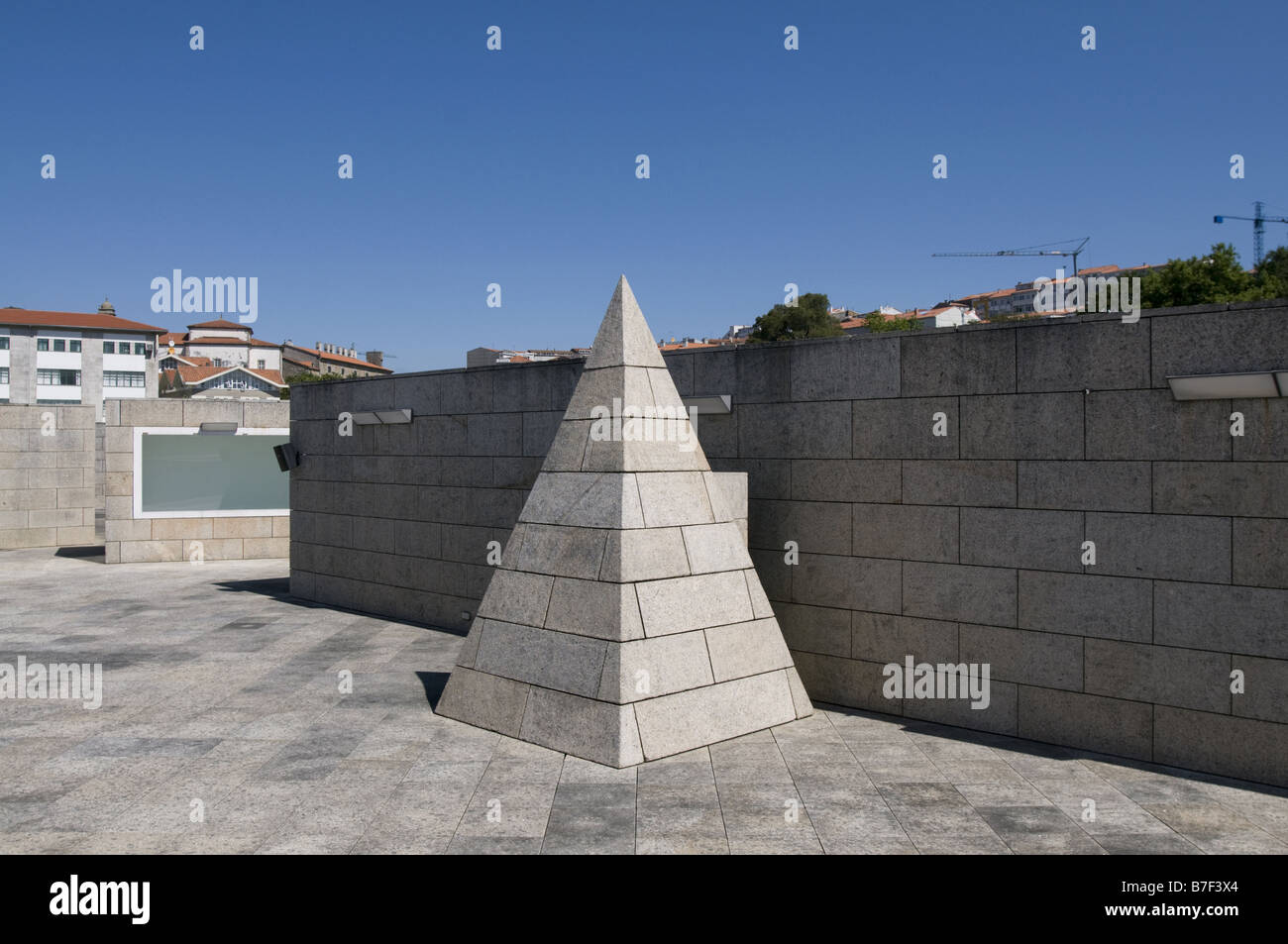 Fo sur le toit le Centro Galego de Arte Contemporáneo (ACJC) à Santiago de Compostela. Conçu par Alvaro Siza Vieira Banque D'Images