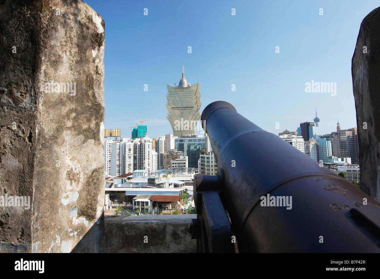 Cannon à Monte Fort avec Grand Lisboa Casino en arrière-plan, Macao Banque D'Images