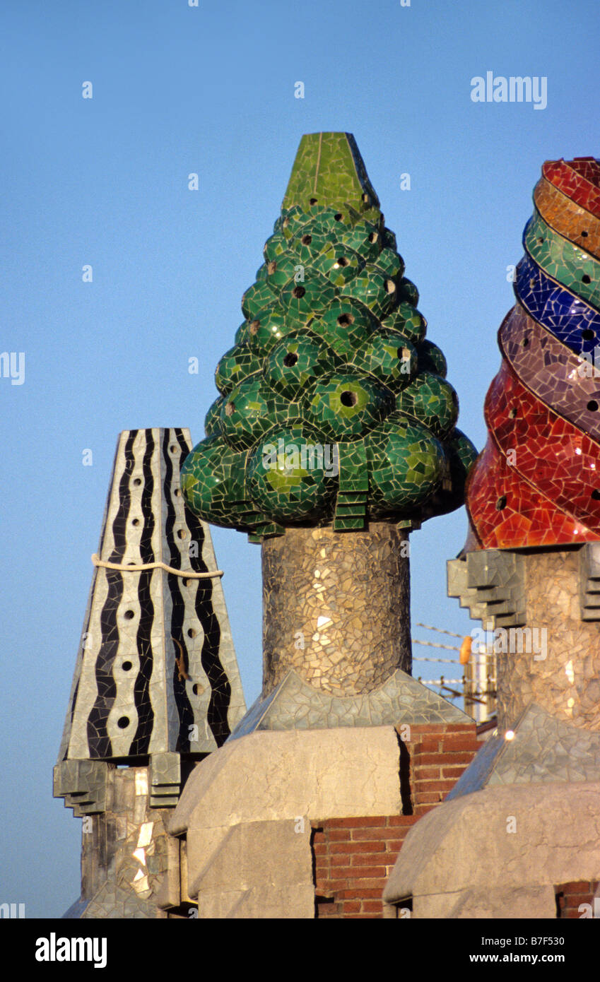 Pots de cheminée colorés sur le toit de l'Art Nouveau Palau Gûell, ou Palais Güell (1886-90) par Antoni Gaudi, Barcelone, Espagne Banque D'Images