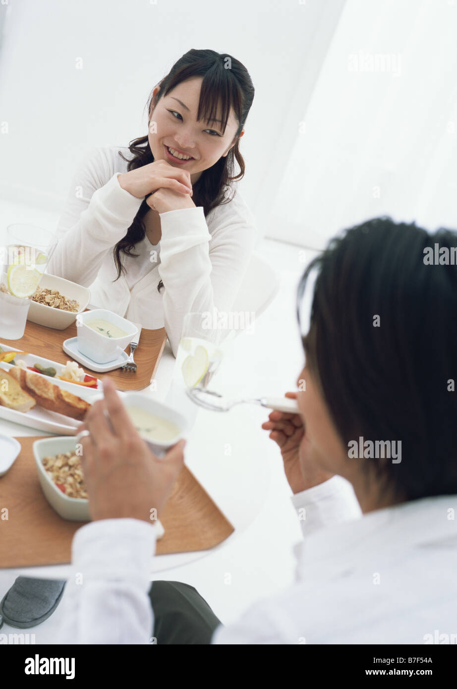 Un couple having breakfast Banque D'Images