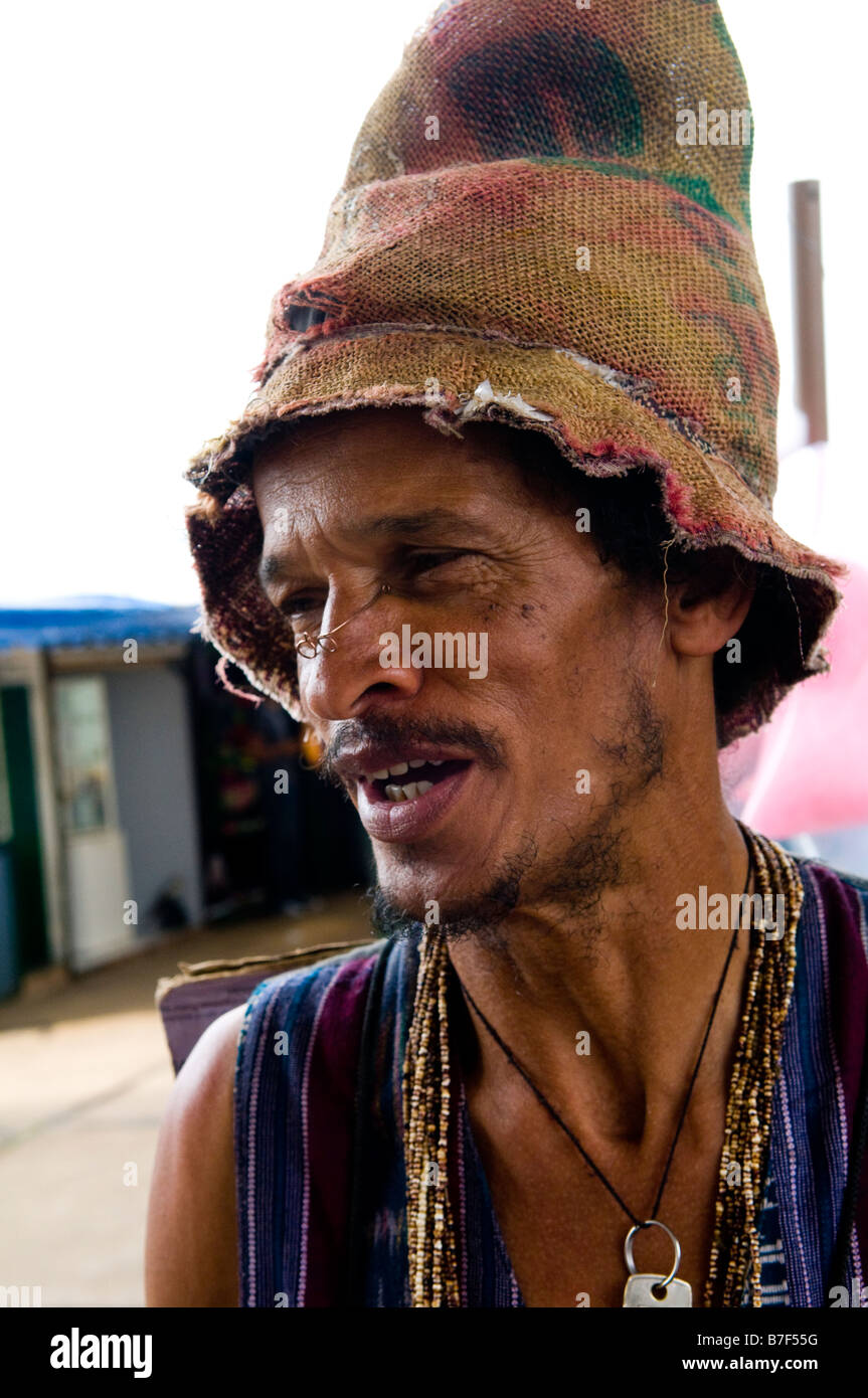 La vie à Brasilia, capitale du Brésil, portrait d'un artiste qui vend des souvenirs au-dessous de la tour de télévision marché week-end à Brasilia. Banque D'Images