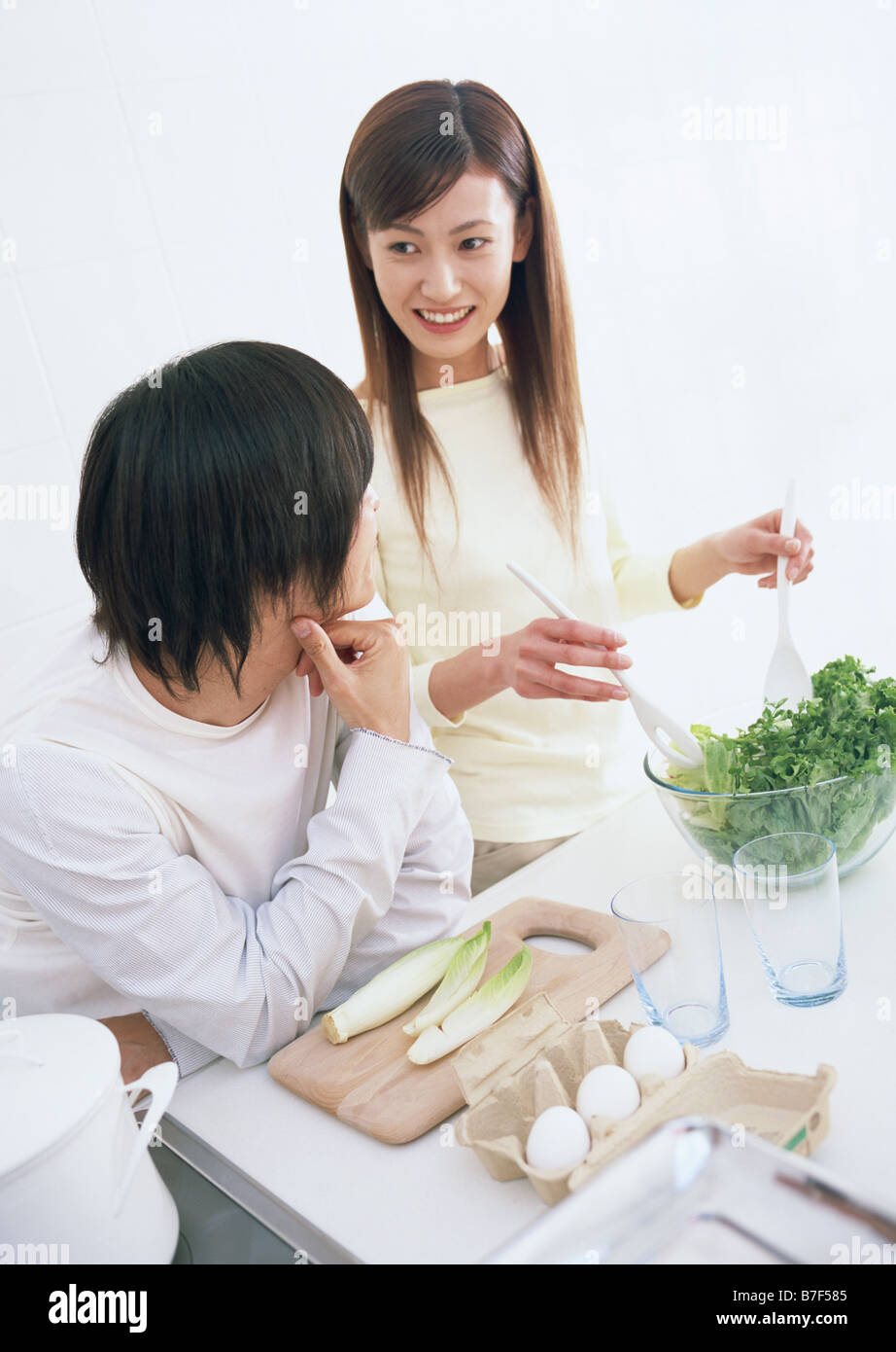 Un couple dans la cuisine Banque D'Images