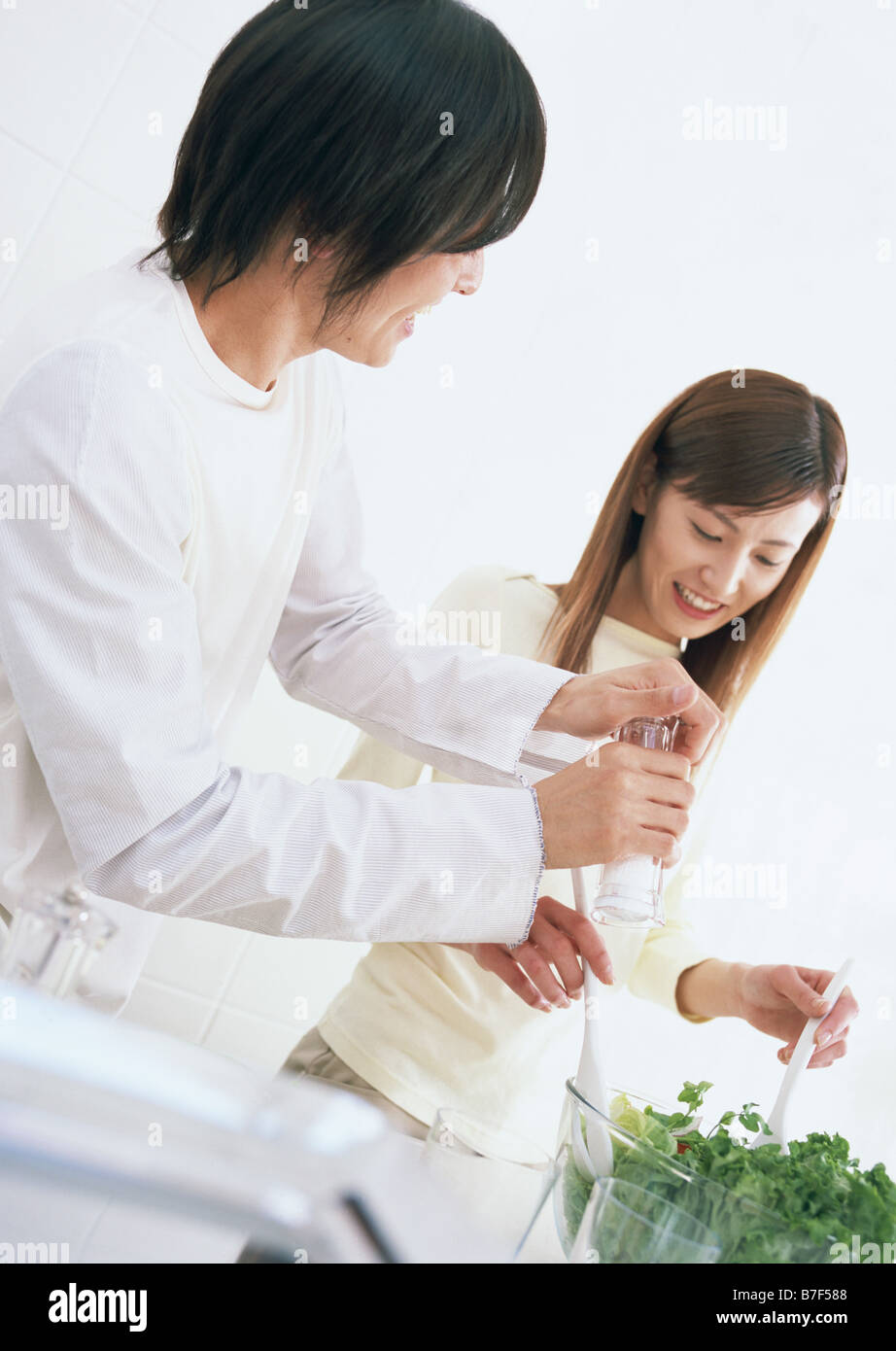 Un couple dans la cuisine Banque D'Images