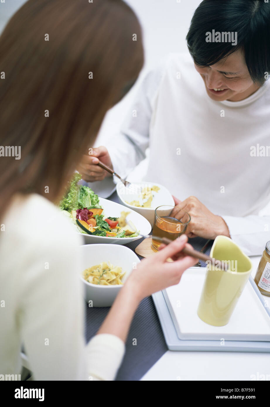 Un couple à table à manger Banque D'Images