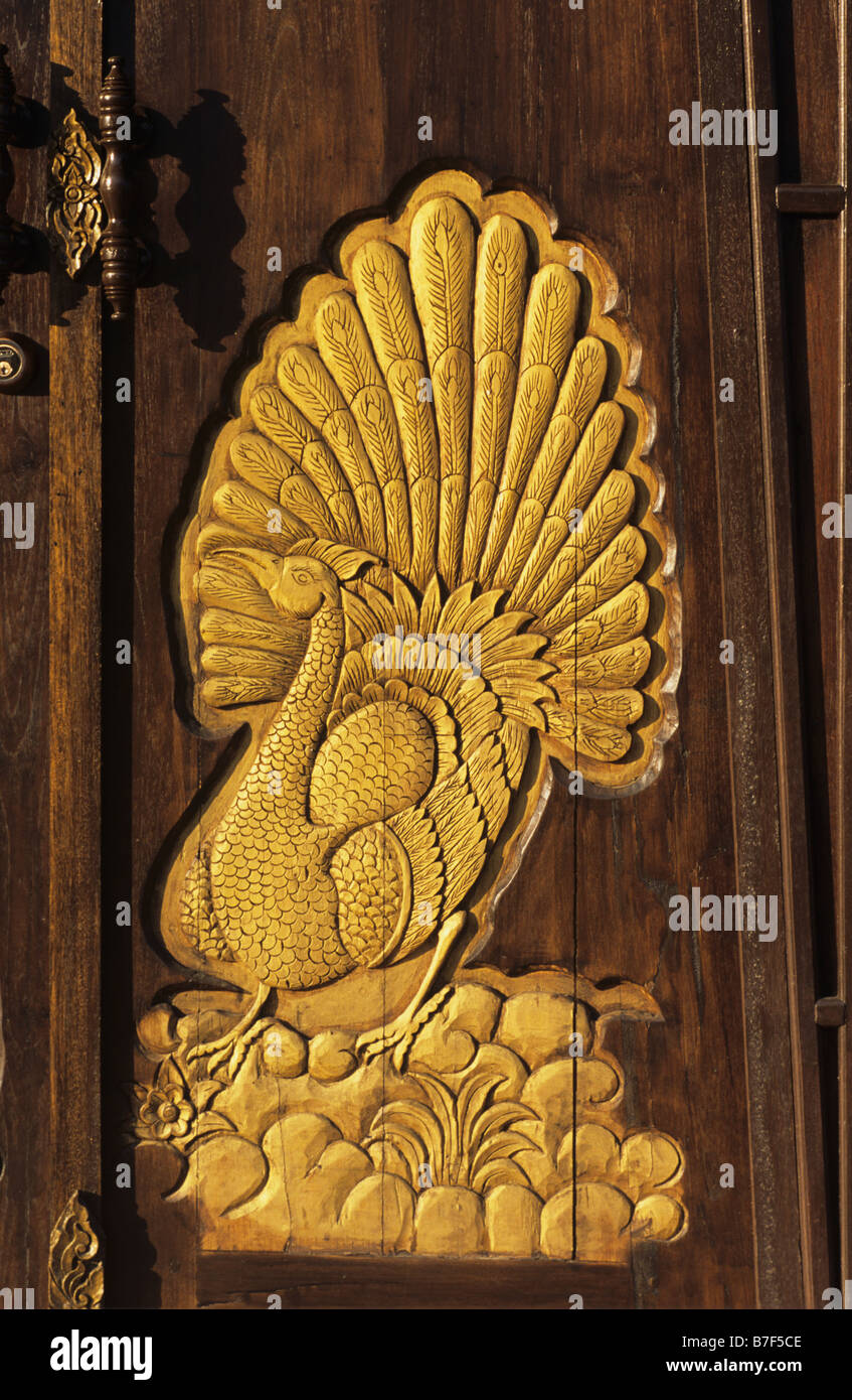 Porte avec Golden Peacock sculpté à le style traditionnel en bois contemporain Thai House, l'Insii Thai House, Mae Chan, Thaïlande Banque D'Images