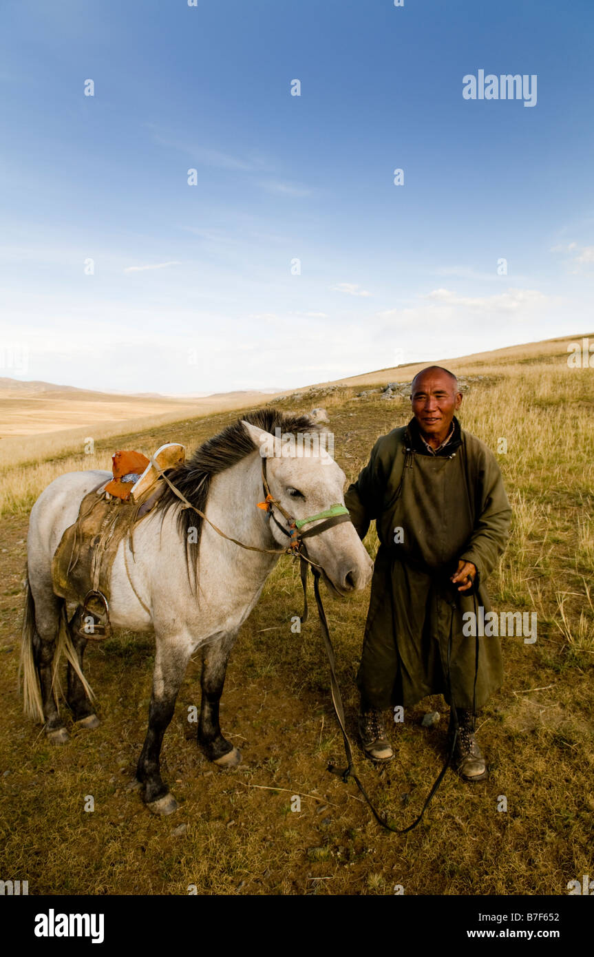 Un berger mongol local sur son cheval. Banque D'Images