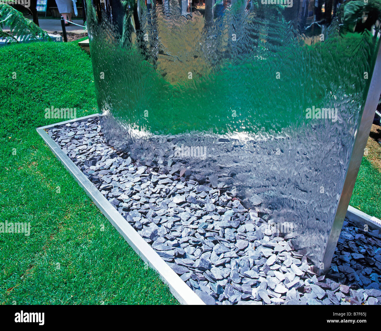 Miroir courbe avec de l'eau cascade Photo Stock - Alamy