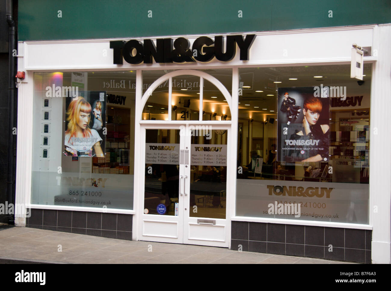 Une succursale de Toni & Guy coiffeurs à Oxford, Angleterre. Jan 2009 Banque D'Images