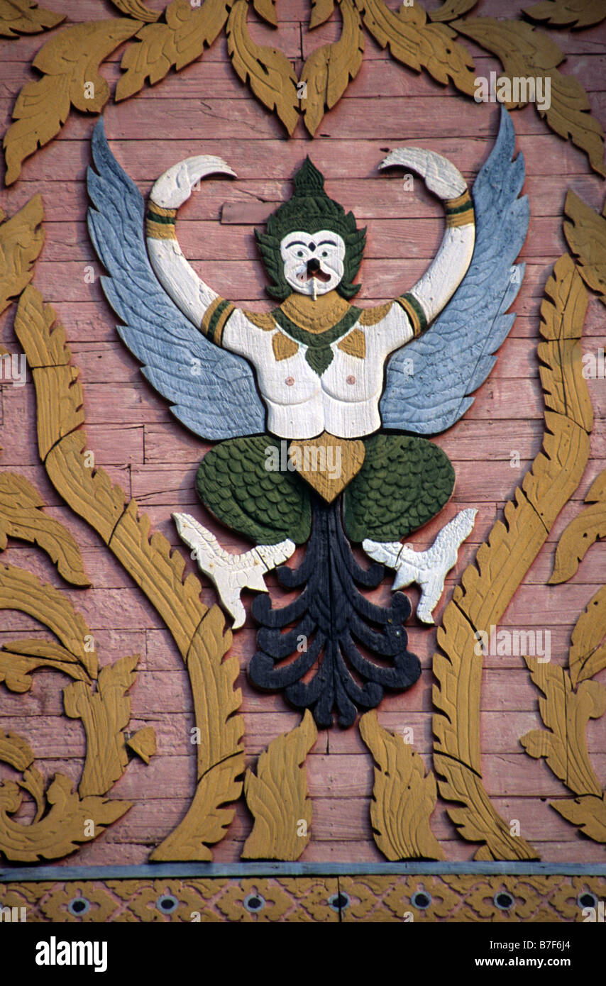 En Bois peint Garuda, oiseau mythique et symbole national de la Thaïlande, Wat Chang Kham, Nan, Thaïlande Banque D'Images