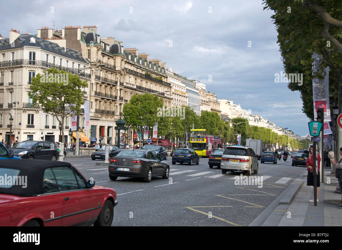 Avenue des Champs Elysées. Paris rue avec circulation Banque D'Images