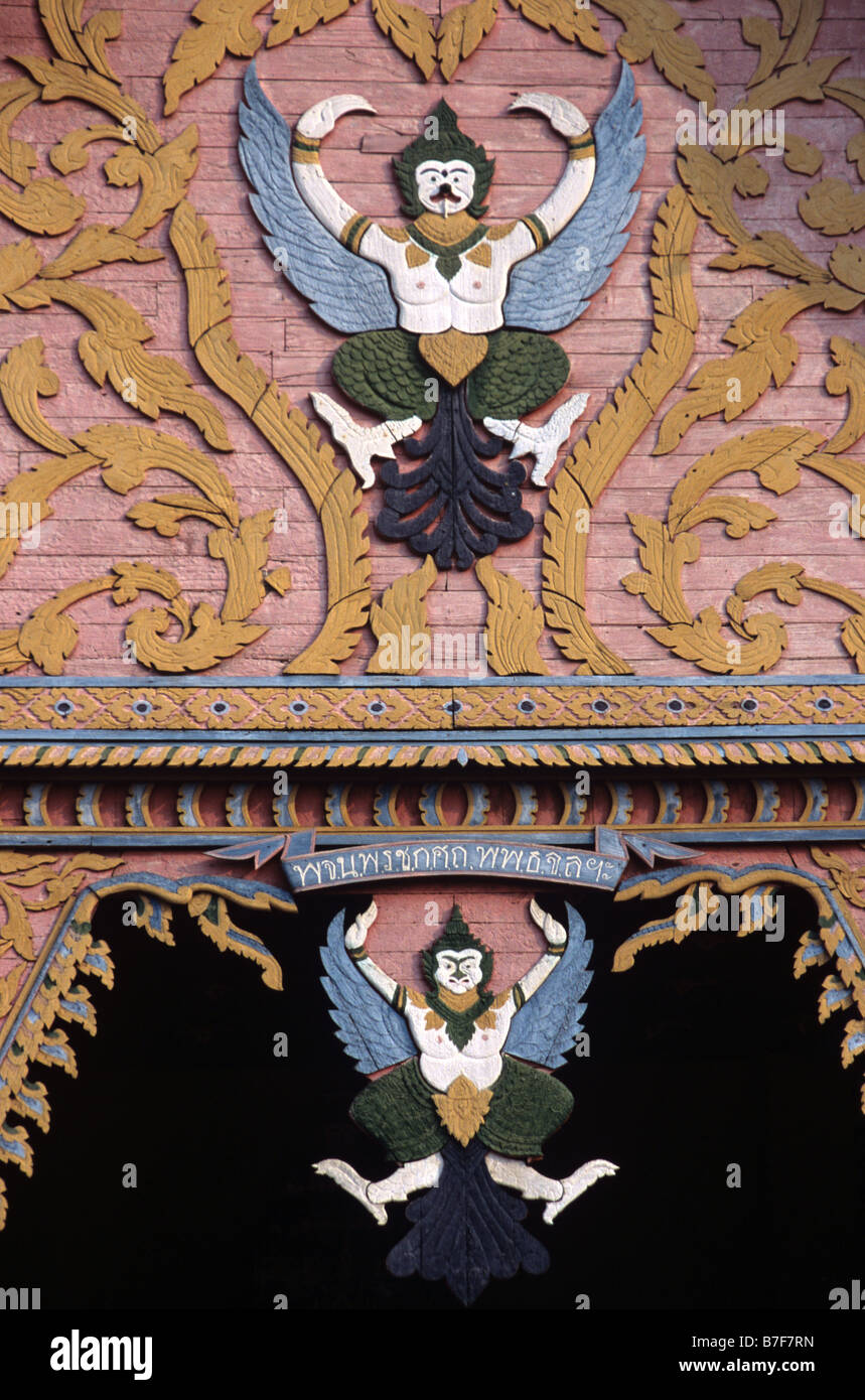 Garudas en bois peint, oiseau mythique et symbole national de la Thaïlande, Wat Chang Kham, Nan, Thaïlande Banque D'Images