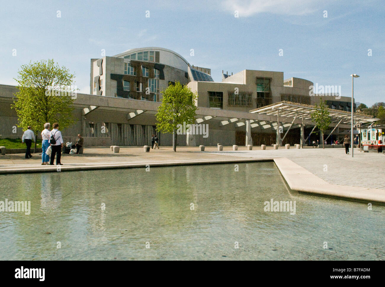 Les espaces paysagers, conçu par Enric Miralles en dehors du bâtiment du parlement écossais Edinburgh Scotland UK Banque D'Images