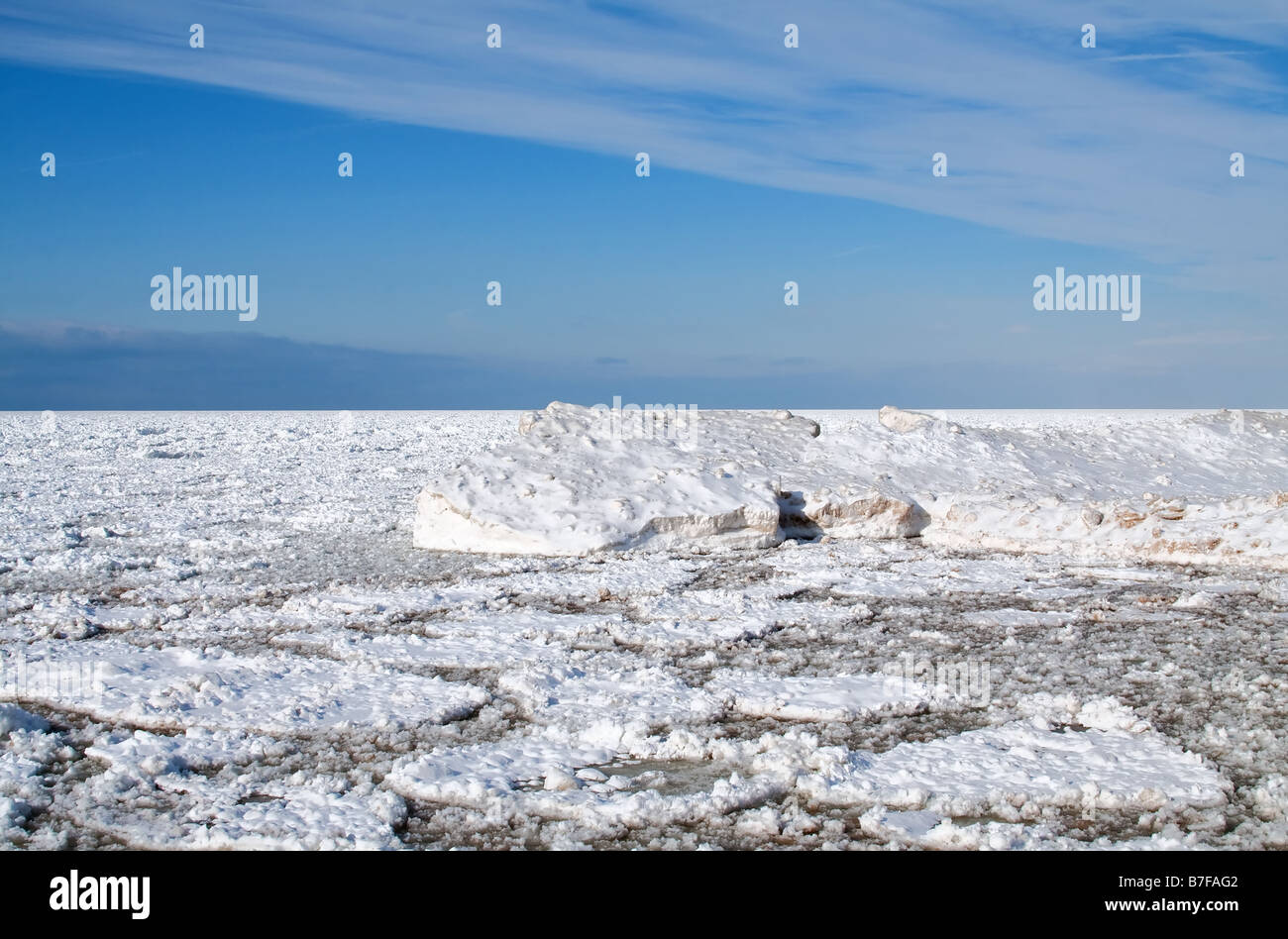 En hiver le lac Michigan est gelé à l'horizon Banque D'Images