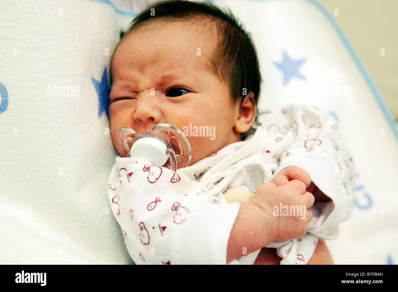 Portrait Humoristique D Un Angry 1 Mois Bebe Nouveau Ne Avec Un Clin Avec Les Poings Serres Photo Stock Alamy
