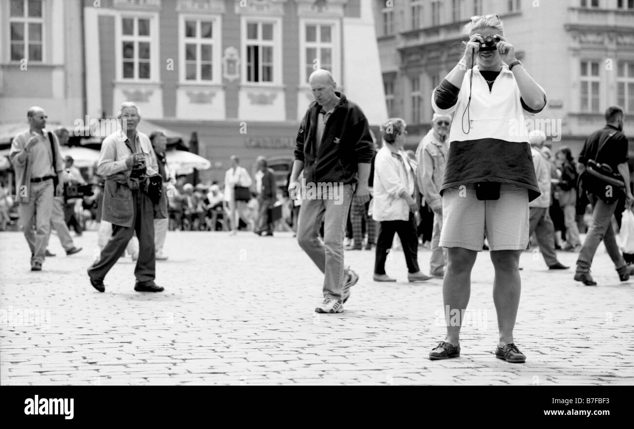 Prague, République tchèque. les touristes à la place de la vieille ville (Staromestske namesti) Banque D'Images