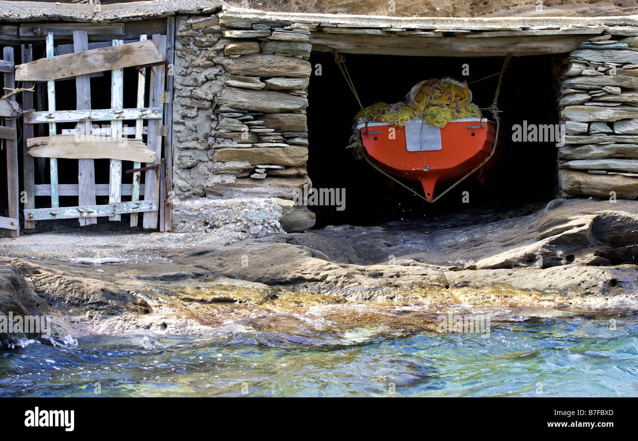 Un bateau de pêche dans son garage ile d'Andros Cyclades Grèce Banque D'Images