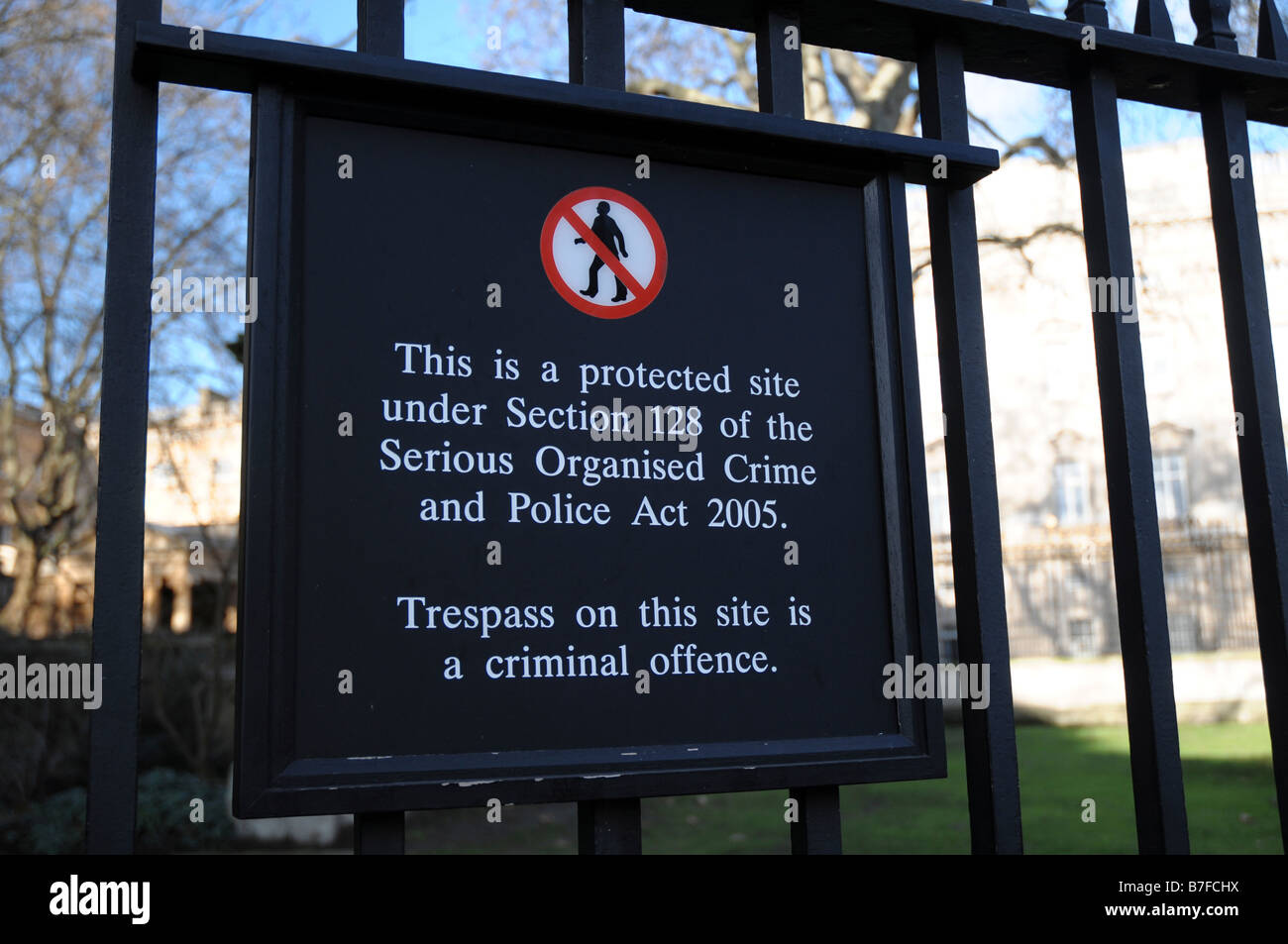 Lutte anti-terroriste n'offense signe sur grillage de Buckingham Palace, Londres. Banque D'Images