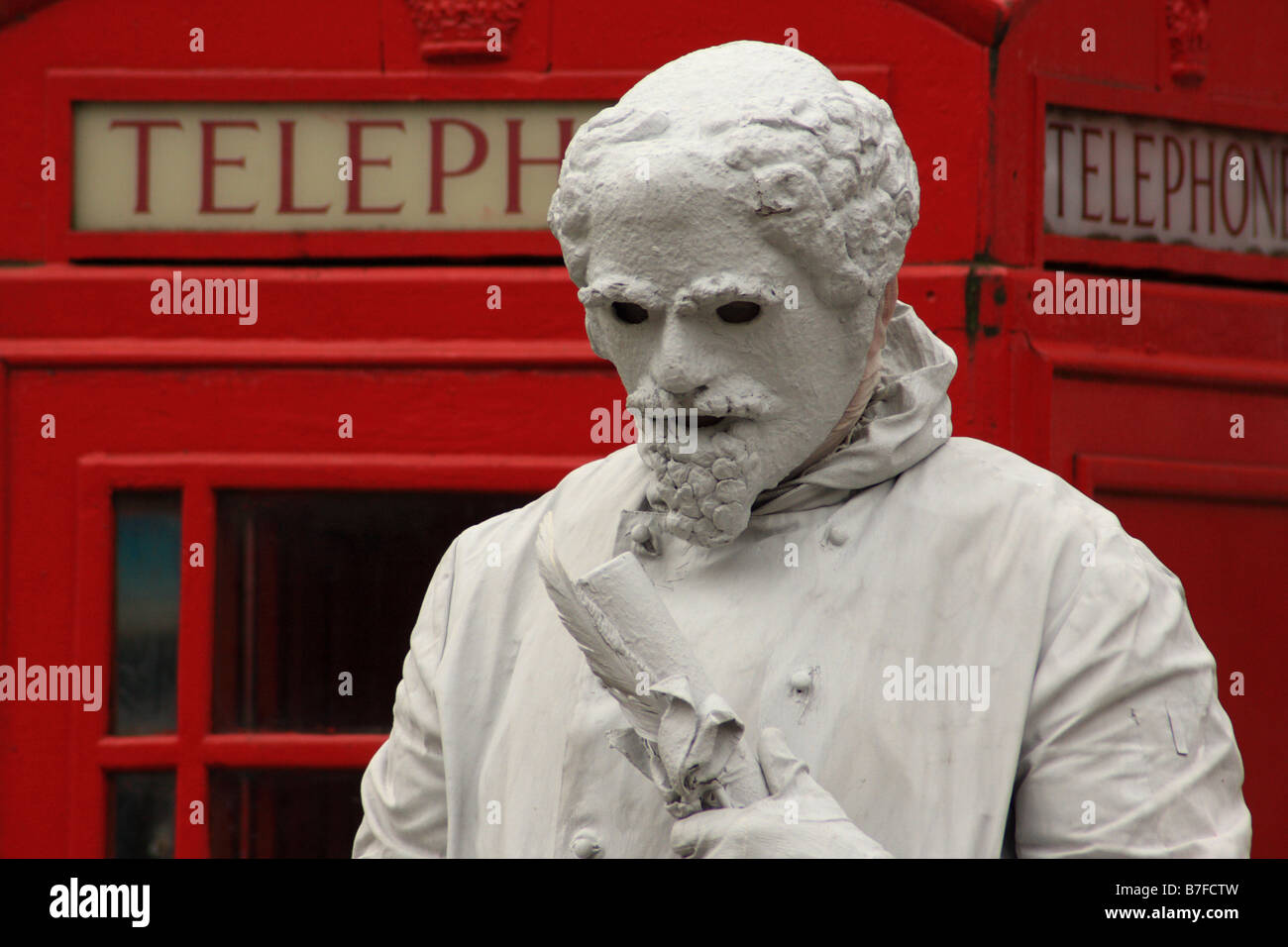 Artiste de rue statue vivante fonctionne comme le dramaturge William Shakespeare, à Stratford-upon-Avon, Warwickshire, UK Banque D'Images