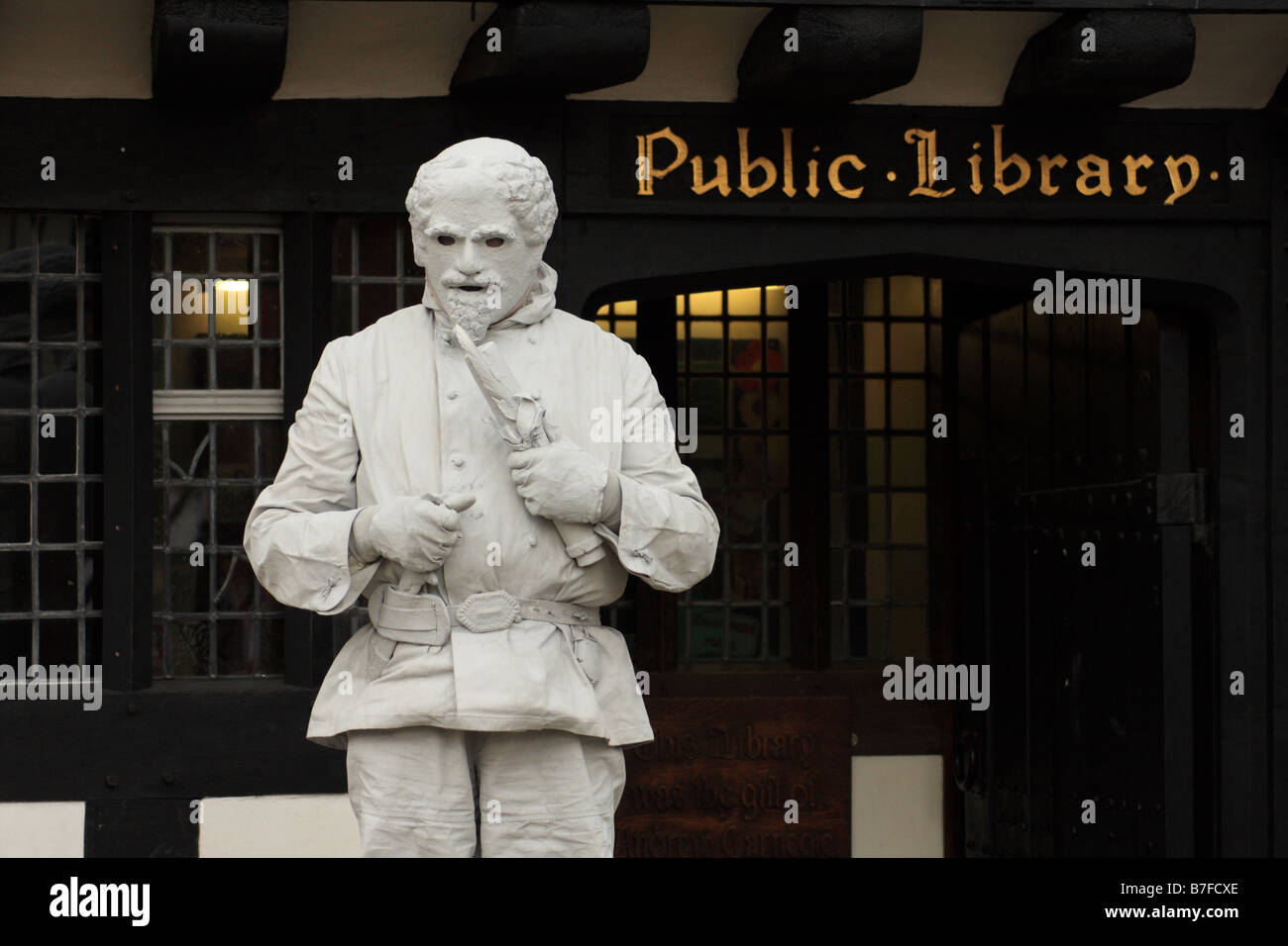 Un livign statue street artiste exécute comme William Shakespeare à l'extérieur de la Bibliothèque publique de Stratford-upon-Avon EnglandUK Banque D'Images