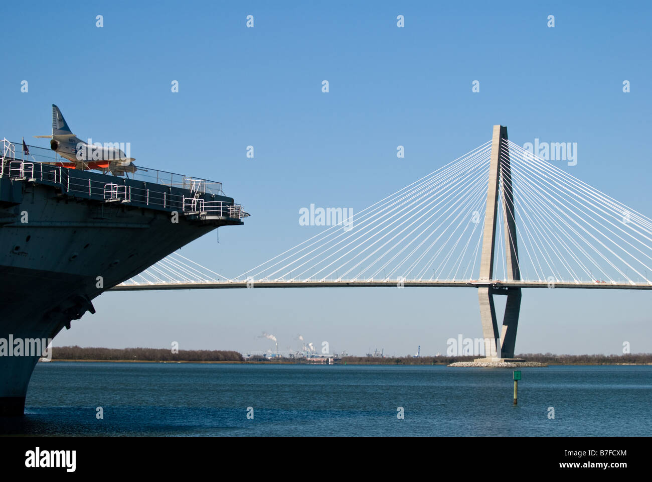 L'étrave du porte-avions Yorktown et le juge Arthur Ravenel Jr., pont de Charleston, SC. Banque D'Images