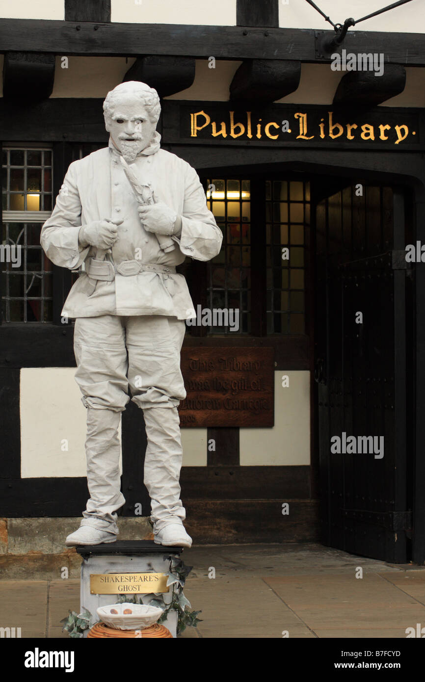 Un artiste de rue statue vivante fonctionne comme William Shakespeare à l'extérieur de la bibliothèque public inStratford-upon-Avon t England UK Banque D'Images