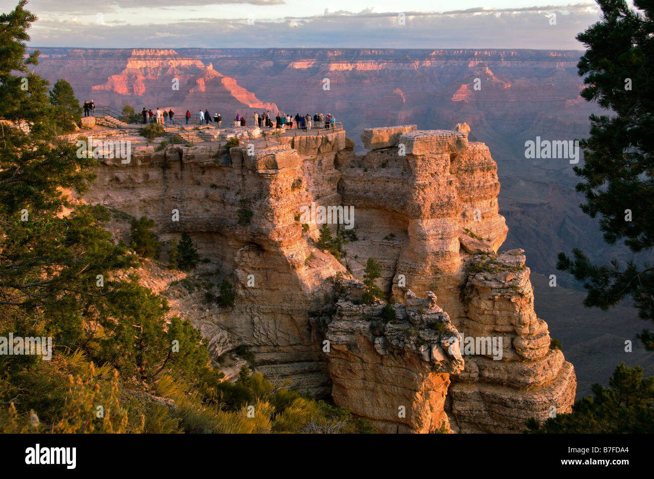 Les gens qui suivent le lever du soleil Mather Point Grand Canyon South Rim Arizona USA Banque D'Images