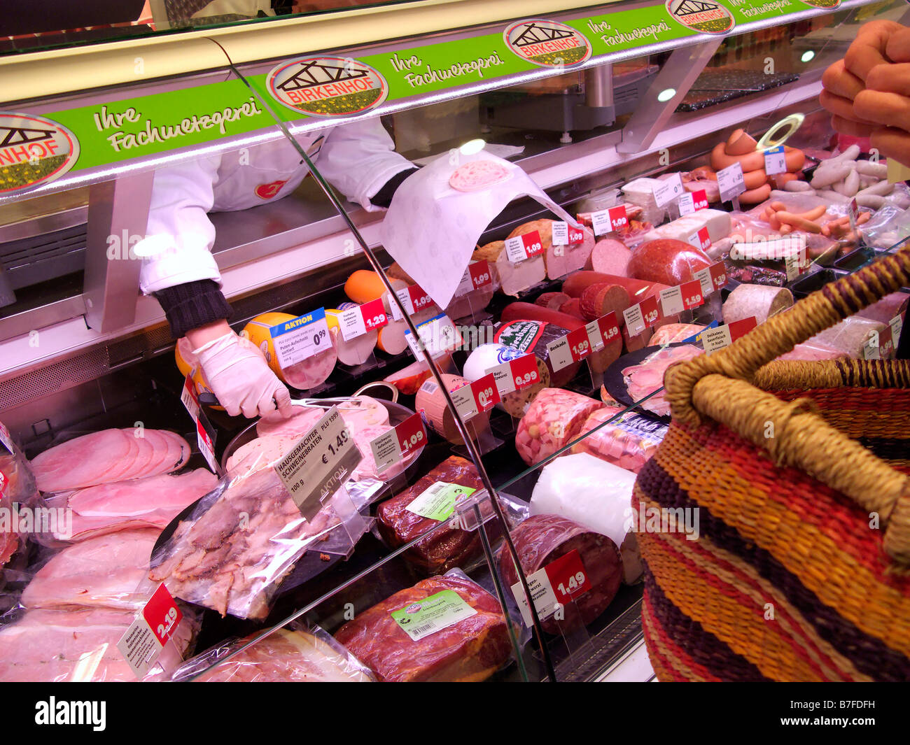 L'affichage du compteur de viande dans un supermarché allemand Banque D'Images