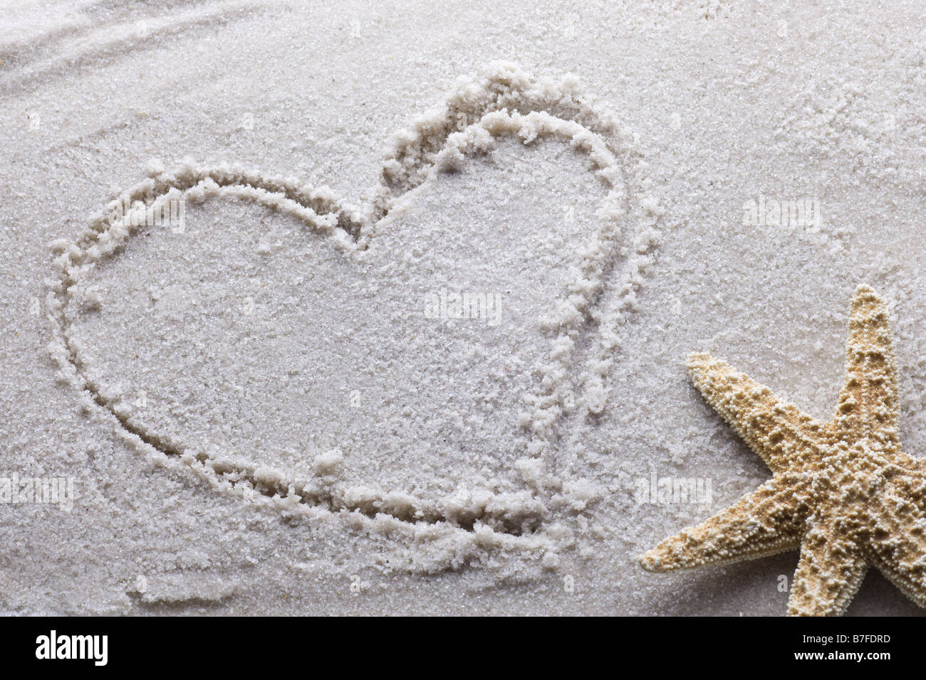 Coeur dessiné dans le sable avec copie espace Banque D'Images