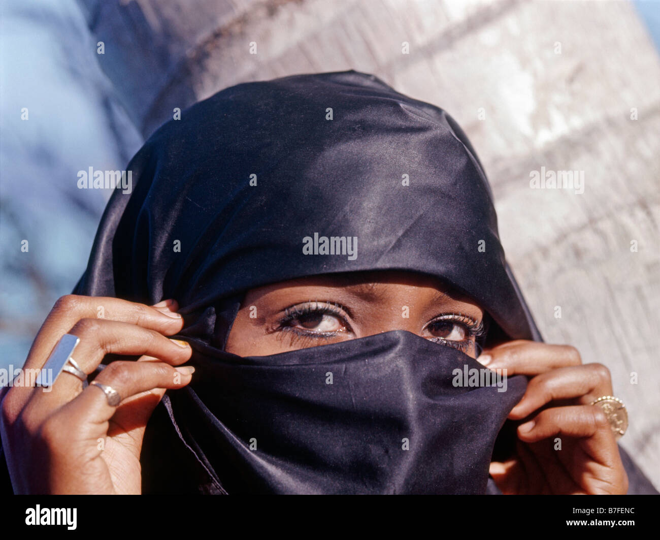 Femme voilee musumane voilee femme musulmane portant le niqab musulmans Comores l'islam religion islamique vêtements religieux couvrir modes modeste Banque D'Images