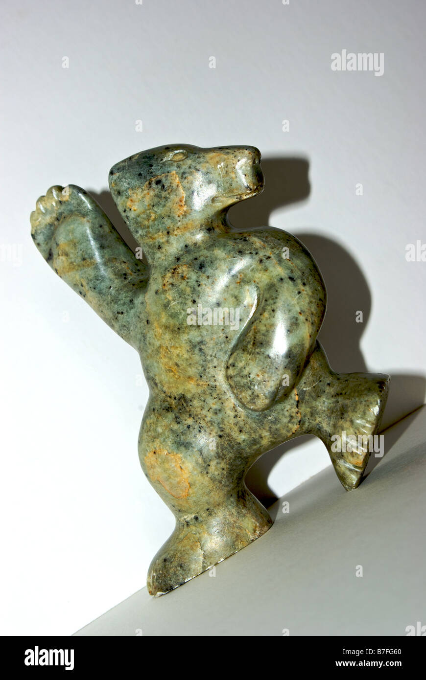 Art Inuit ours dansant sculpture en pierre sculptée Banque D'Images