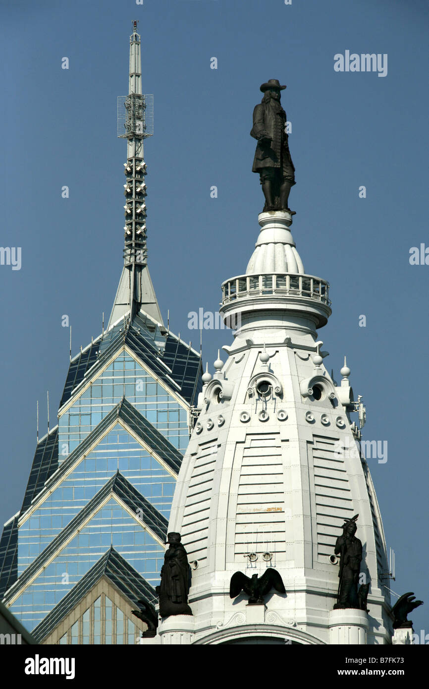 L'hôtel de ville avec une statue de William Penn & Liberty Place, Philadelphia, Pennsylvania, USA Banque D'Images