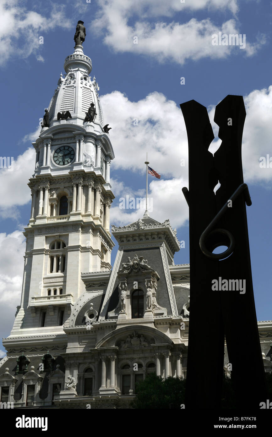 City Hall & Claes Oldenburg's Clothespin, Philadelphia, Pennsylvania, USA Banque D'Images
