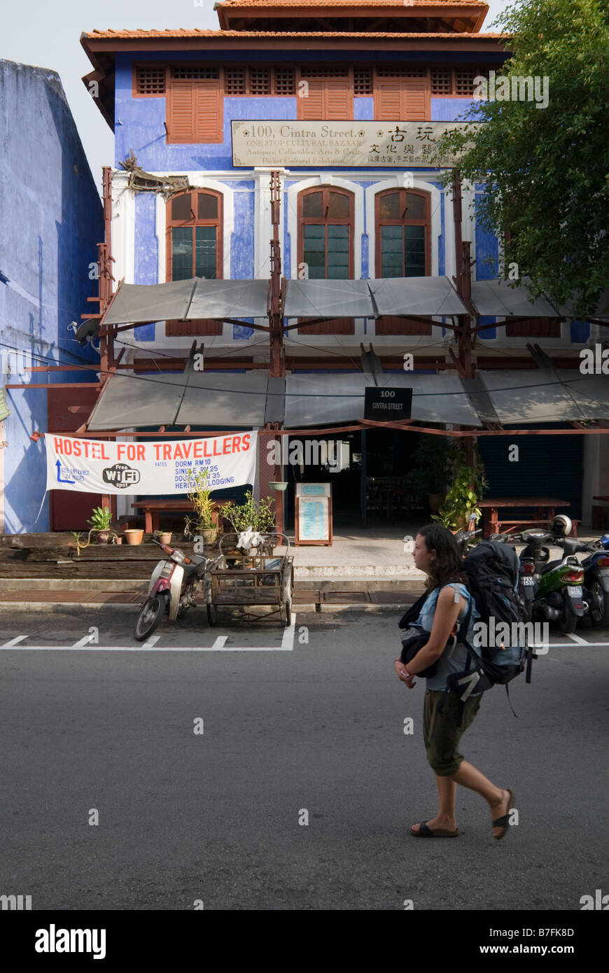 En passant devant une auberge Backpacker à 100 Cintra Street, Penang, Malaisie Banque D'Images