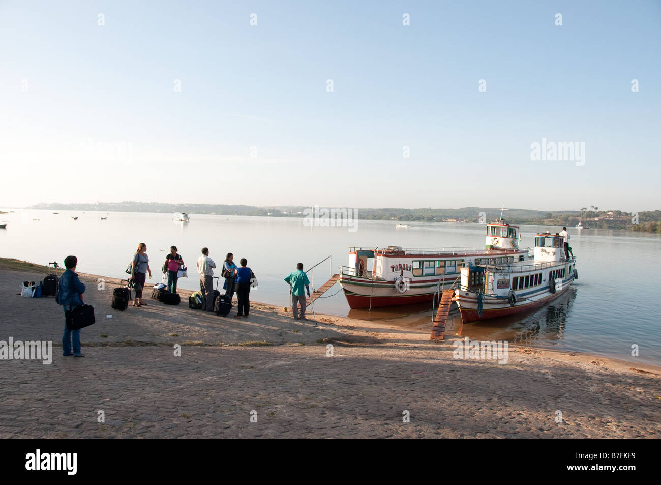 Les gens attendent tôt le matin pour la première traversée du fleuve à Neopolis Banque D'Images